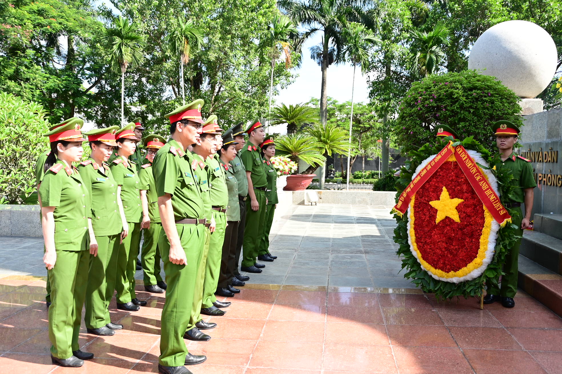 Hội Phụ nữ & Đoàn cơ sở Phòng Cảnh sát cơ động – CATP:  Dâng hương tưởng niệm Anh hùng, Liệt sĩ; tri ân các gia đình, thân nhân liệt sĩ